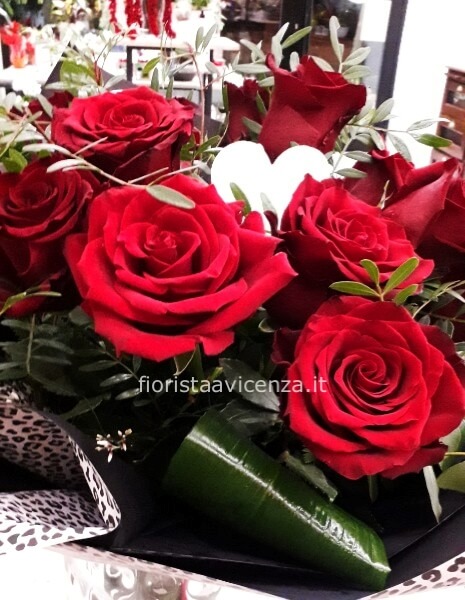 Rose rosse a stelo