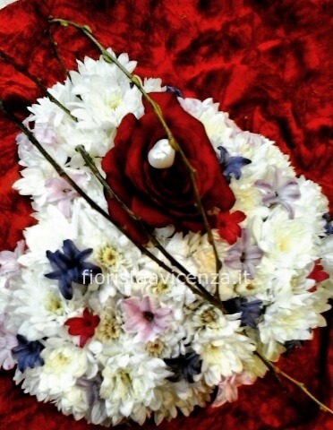 Cuore con rose di colori assortite