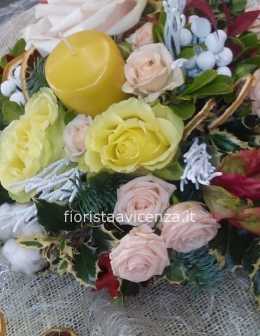 Cestino con rose e fiori di stagione