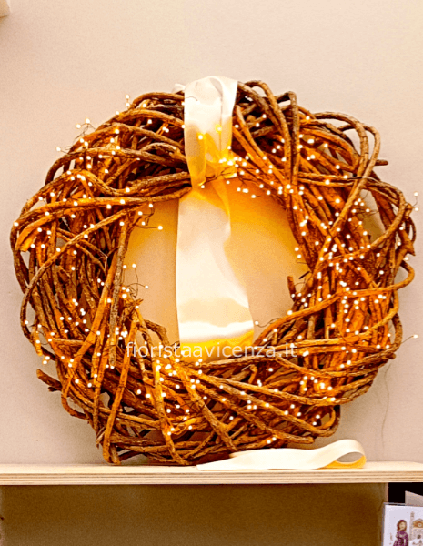Ghirlanda in legno naturale con nastri preziosi e luci