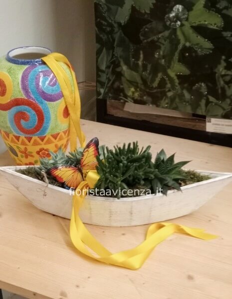 Giardino verde piante grasse e farfalla di latta